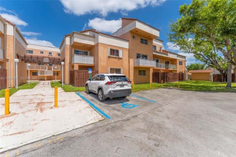 Condo in Miami, Florida, 2 bedrooms № 2073195 - photo 3