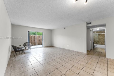 Condo in Miami, Florida, 2 bedrooms № 2073195 - photo 9