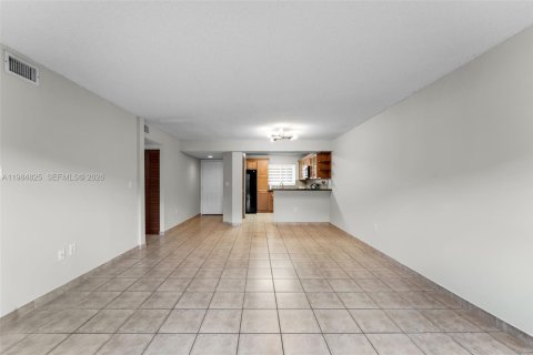 Condo in Miami, Florida, 2 bedrooms № 2073195 - photo 7