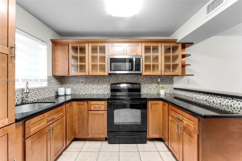 Condo in Miami, Florida, 2 bedrooms № 2073195 - photo 10