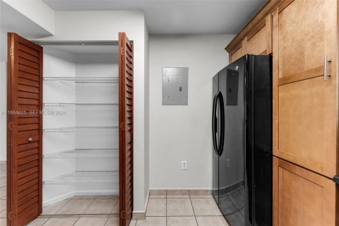 Condo in Miami, Florida, 2 bedrooms № 2073195 - photo 12