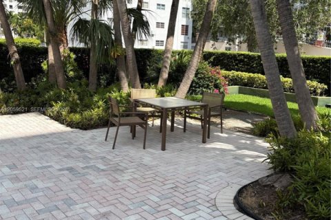 Condominio en venta en Coral Gables, Florida, 3 dormitorios, 130.06 m2 № 2260296 - foto 18