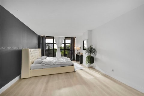Condominio en alquiler en Hallandale Beach, Florida, 1 dormitorio, 85.01 m2 № 2339930 - foto 8