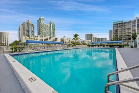Condominio en alquiler en Hallandale Beach, Florida, 1 dormitorio, 85.01 m2 № 2339930 - foto 22