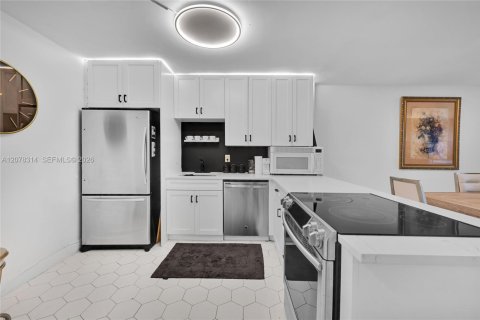 Condominio en alquiler en Hallandale Beach, Florida, 1 dormitorio, 85.01 m2 № 2339930 - foto 4