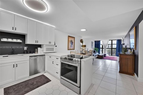 Condominio en alquiler en Hallandale Beach, Florida, 1 dormitorio, 85.01 m2 № 2339930 - foto 2
