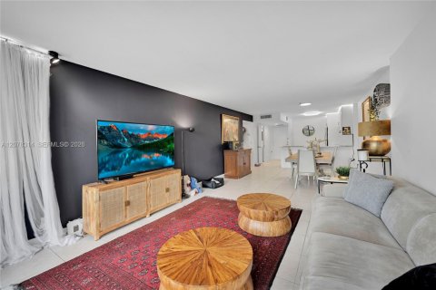 Condominio en alquiler en Hallandale Beach, Florida, 1 dormitorio, 85.01 m2 № 2339930 - foto 13