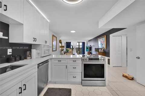 Condominio en alquiler en Hallandale Beach, Florida, 1 dormitorio, 85.01 m2 № 2339930 - foto 3