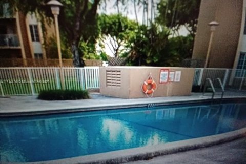 Condominio en alquiler en Doral, Florida, 2 dormitorios, 98.48 m2 № 1969999 - foto 6