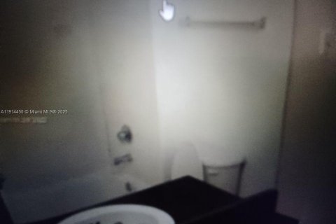 Condominio en alquiler en Doral, Florida, 2 dormitorios, 98.48 m2 № 1969999 - foto 5