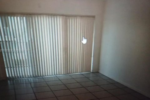 Condominio en alquiler en Doral, Florida, 2 dormitorios, 98.48 m2 № 1969999 - foto 3