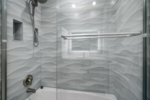 Casa en alquiler en Pompano Beach, Florida, 4 dormitorios, 197.79 m2 № 1990992 - foto 11