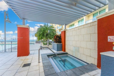 Купить кондоминиум в Майами, Флорида 2 спальни, 105.91м2, № 1858978 - фото 4