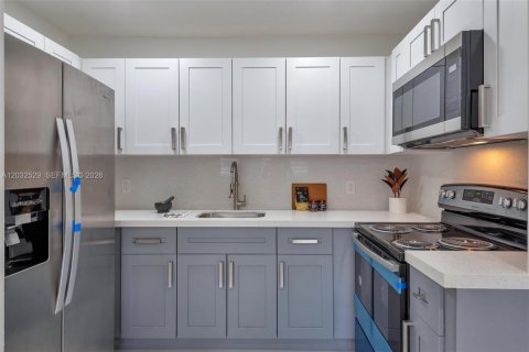Villa ou maison à louer à Hialeah, Floride: 2 chambres, 102.19 m2 № 2146523 - photo 6