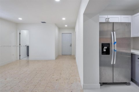 Villa ou maison à louer à Hialeah, Floride: 2 chambres, 102.19 m2 № 2146523 - photo 9