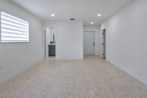 Villa ou maison à louer à Hialeah, Floride: 2 chambres, 102.19 m2 № 2146523 - photo 16