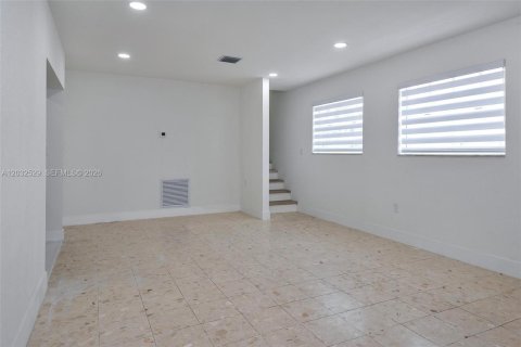Villa ou maison à louer à Hialeah, Floride: 2 chambres, 102.19 m2 № 2146523 - photo 13