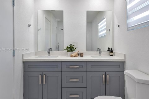 Villa ou maison à louer à Hialeah, Floride: 2 chambres, 102.19 m2 № 2146523 - photo 28