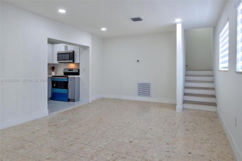 Villa ou maison à louer à Hialeah, Floride: 2 chambres, 102.19 m2 № 2146523 - photo 15