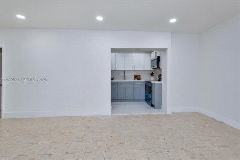 Villa ou maison à louer à Hialeah, Floride: 2 chambres, 102.19 m2 № 2146523 - photo 17