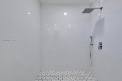 Villa ou maison à louer à Hialeah, Floride: 2 chambres, 102.19 m2 № 2146523 - photo 30