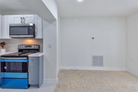 Villa ou maison à louer à Hialeah, Floride: 2 chambres, 102.19 m2 № 2146523 - photo 8