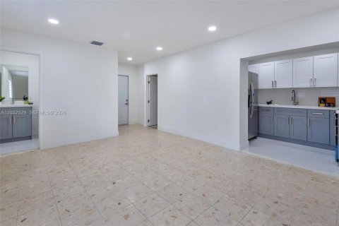 Villa ou maison à louer à Hialeah, Floride: 2 chambres, 102.19 m2 № 2146523 - photo 12