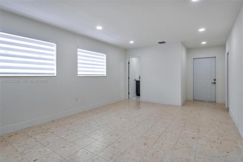 Villa ou maison à louer à Hialeah, Floride: 2 chambres, 102.19 m2 № 2146523 - photo 10