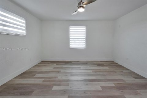 Villa ou maison à louer à Hialeah, Floride: 2 chambres, 102.19 m2 № 2146523 - photo 24