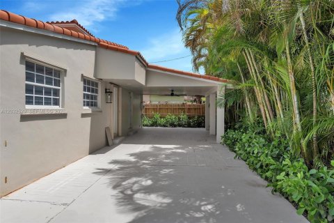 Villa ou maison à louer à Hialeah, Floride: 2 chambres, 102.19 m2 № 2146523 - photo 2