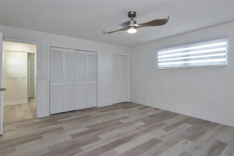 Villa ou maison à louer à Hialeah, Floride: 2 chambres, 102.19 m2 № 2146523 - photo 25