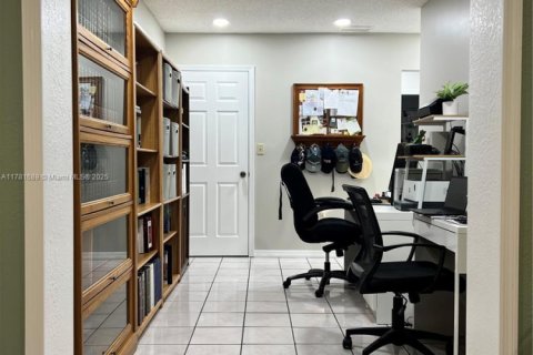 House in Miami, Florida 4 bedrooms, 141.4 sq.m. № 1701359 - photo 19
