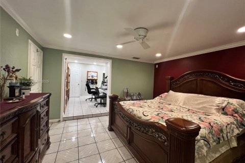 House in Miami, Florida 4 bedrooms, 141.4 sq.m. № 1701359 - photo 18