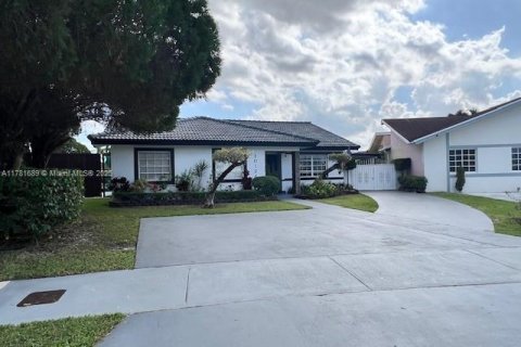 House in Miami, Florida 4 bedrooms, 141.4 sq.m. № 1701359 - photo 4