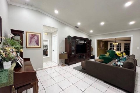 House in Miami, Florida 4 bedrooms, 141.4 sq.m. № 1701359 - photo 21