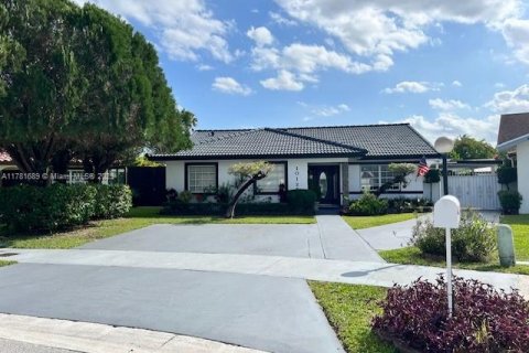 House in Miami, Florida 4 bedrooms, 141.4 sq.m. № 1701359 - photo 3