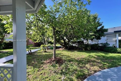 House in Miami, Florida 4 bedrooms, 141.4 sq.m. № 1701359 - photo 9