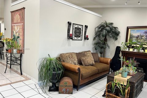 House in Miami, Florida 4 bedrooms, 141.4 sq.m. № 1701359 - photo 28
