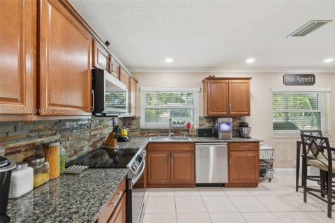 House in Coral Springs, Florida 4 bedrooms, 191.38 sq.m. № 2042447 - photo 14