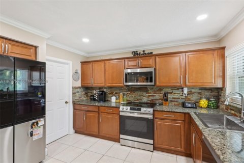 House in Coral Springs, Florida 4 bedrooms, 191.38 sq.m. № 2042447 - photo 13