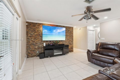 House in Coral Springs, Florida 4 bedrooms, 191.38 sq.m. № 2042447 - photo 7