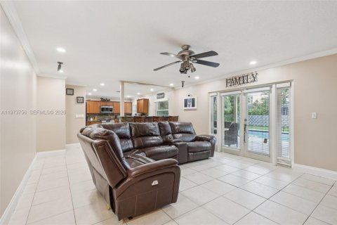 House in Coral Springs, Florida 4 bedrooms, 191.38 sq.m. № 2042447 - photo 6