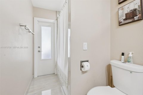 House in Coral Springs, Florida 4 bedrooms, 191.38 sq.m. № 2042447 - photo 24