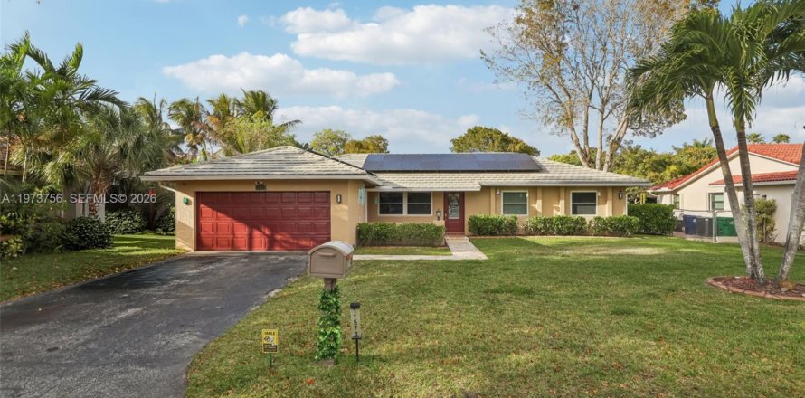 House in Coral Springs, Florida 4 bedrooms, 191.38 sq.m. № 2042447