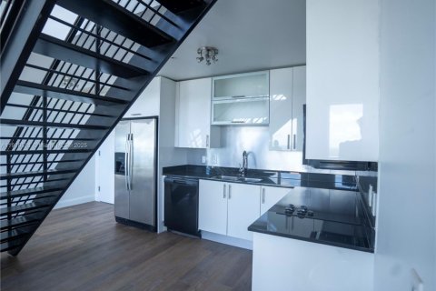 Condo in Miami, Florida, 2 bedrooms  № 1975132 - photo 2