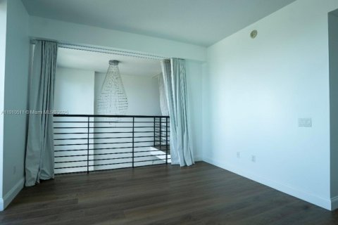 Condo in Miami, Florida, 2 bedrooms  № 1975132 - photo 9