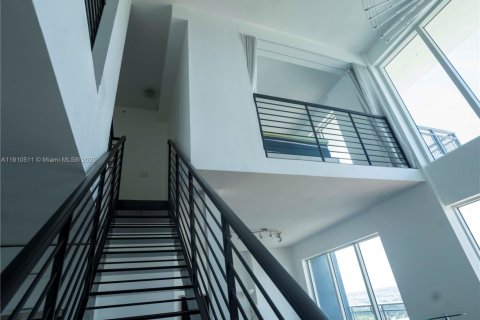 Condo in Miami, Florida, 2 bedrooms  № 1975132 - photo 3