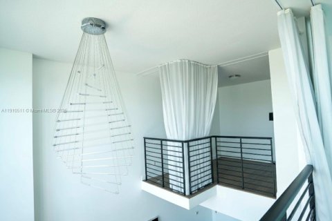 Condo in Miami, Florida, 2 bedrooms  № 1975132 - photo 10