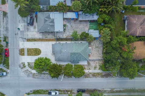 Commercial property in Miami, Florida 145.67 sq.m. № 1850713 - photo 1
