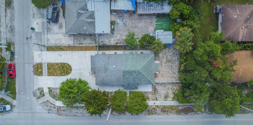 Commercial property in Miami, Florida 145.67 sq.m. № 1850713